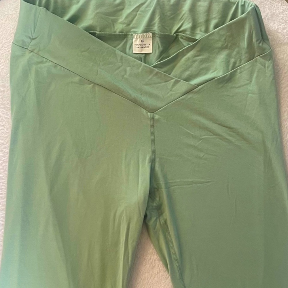 NWOT Maternity Under Belly Capri Pants, XL